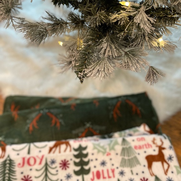 Holiday Throw Blankets Set of Two - Picture 3 of 6